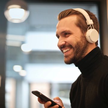 Słuchawki przewodowe czy na Bluetooth – w którym się lepiej gra?