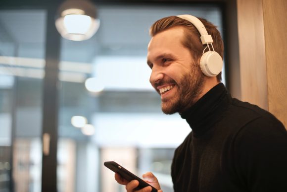 Słuchawki przewodowe czy na Bluetooth – w którym się lepiej gra?